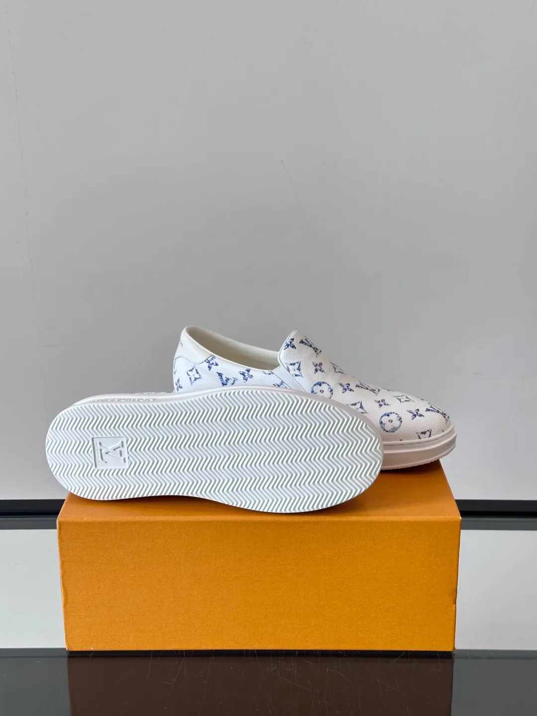 Men's shoes 💰p360 "LOUIS VUITTO＊" Classic presbyopic slip-on loafers are made of classic Damier Gra men's shoes 💰phite canvas, with LV logo embellishment on the shoe body, leather straps decorated with LV metal logo buckles, smooth calf leather trim, and Monogram flower rubber outsole, full of youthful vitality and elegance. Blake craftsmanship and hand-stitched uppers cleverly establish recognition, and the standard sheepskin lining provides a comfortable and soft foot feel! Size: 38-44